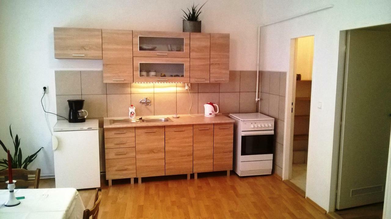 Skromny Apartman V Centru Chebu Exterior foto