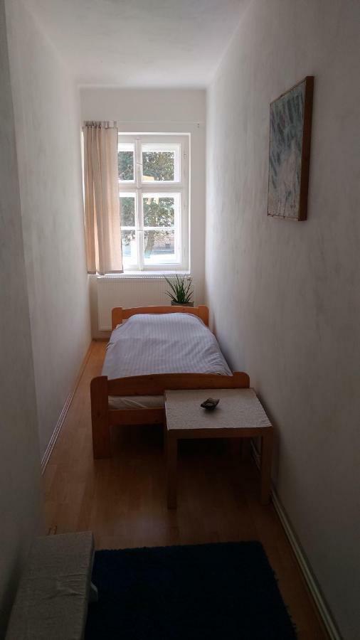 Skromny Apartman V Centru Chebu Exterior foto